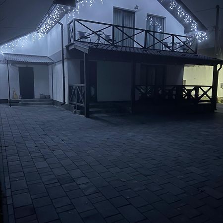 미쿨리친 U Anastasii I Sofii Bilya Richki 게스트하우스 외부 사진