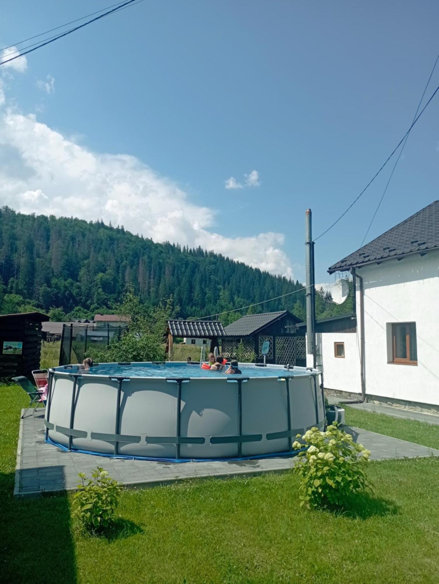 미쿨리친 U Anastasii I Sofii Bilya Richki 게스트하우스 외부 사진